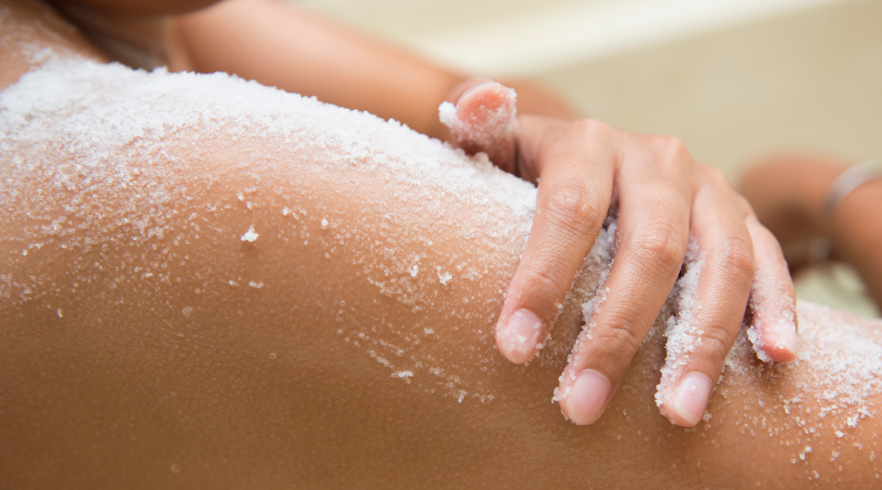 Body scrub vs. gezichtsscrub: dit zijn de belangrijkste verschillen (en waarom het uitmaakt)