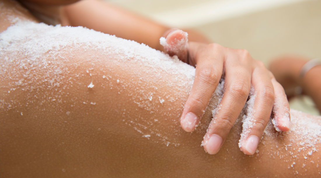 Body scrub vs. gezichtsscrub: dit zijn de belangrijkste verschillen (en waarom het uitmaakt)