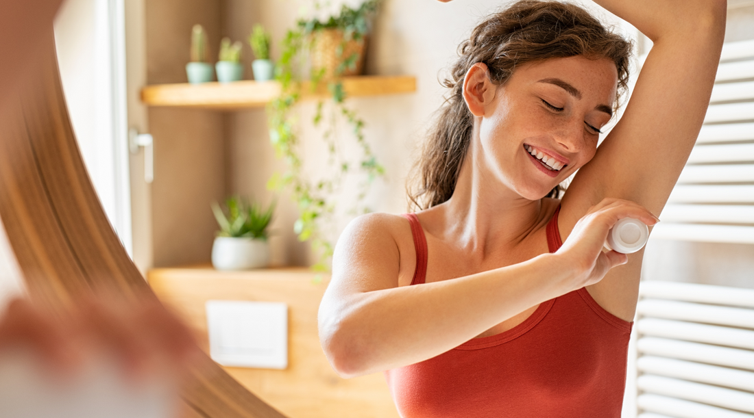 Natuurlijke deodorant vs. traditionele deo: wat smeer je eigenlijk onder je oksels?
